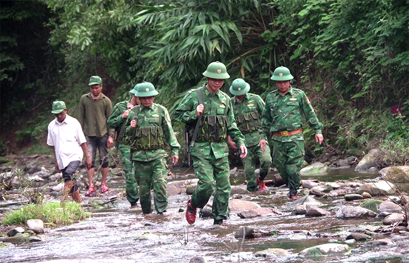 Cán bộ, chiến sĩ Đồn Biên phòng Cồn Roàng cùng nhân dân địa phương tuần tra bảo vệ biên giới, địa bàn. Ảnh: Viết Lam