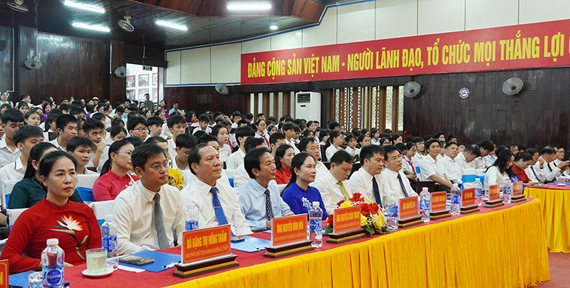 Các đại biểu tham dự lễ tuyên dương, khen thưởng.