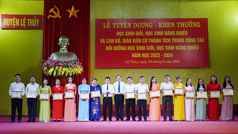 Đại diện lãnh đạo huyện Lệ Thủy khen thưởng cho các giáo viên có thành tích.