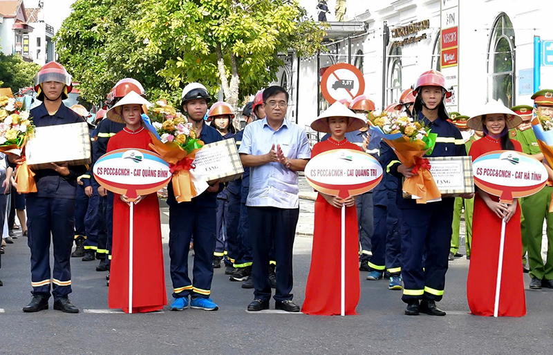 Đồng chí Đoàn Ngọc Lâm, Phó Chủ tịch Thường trực UBND tỉnh tặng hoa cho lực lượng tham gia diễn tập