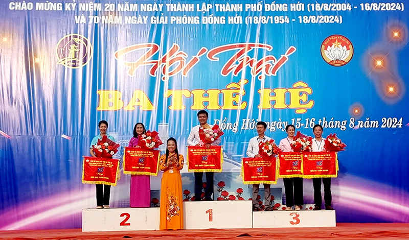 Chủ tịch Ủy ban MTTQVN TP. Đồng Hới Nguyễn Thị Mỹ Lợi trao giải nhất nhì ba toàn đoàn cho các trại viên đoạt giải.