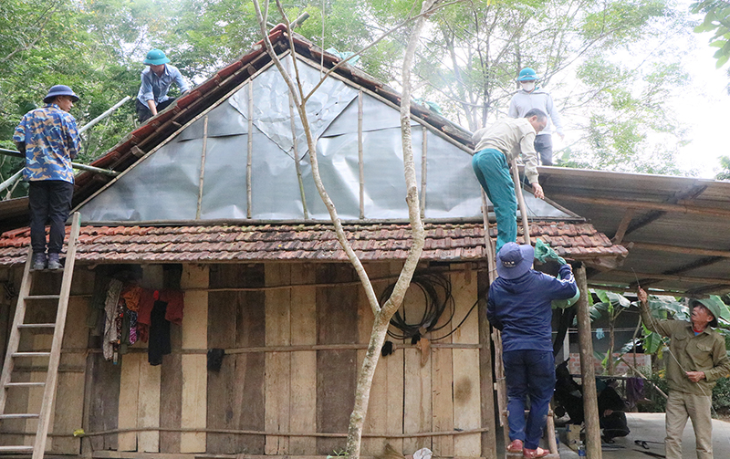 Hỗ trợ người dân gia cố nhà cửa trước mùa mưa bão.