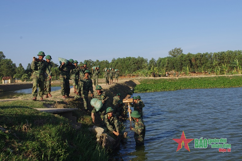 Tiểu đoàn 6, Trung đoàn 19 (Sư đoàn 968) luyện tập phương án phòng, chống sạt lở đê. 