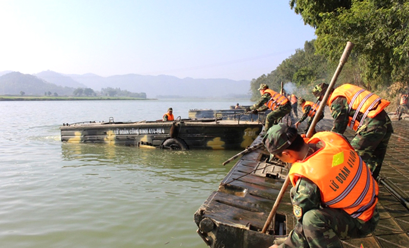 Lữ đoàn Công binh 414 huấn luyện triển khai phương tiện vượt sông cứu hộ, cứu nạn. 