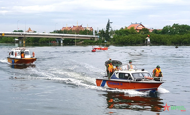 Các đơn vị thuộc LLVT Quân khu 4 tập huấn phương án cứu hộ, cứu nạn. 