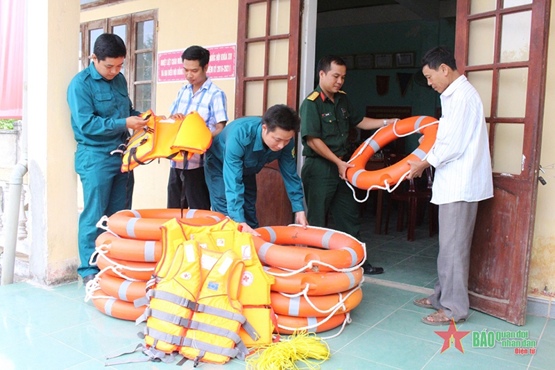 Ban CHQS thị xã Quảng Trị kiểm tra vật chất phòng chống bão lụt các địa phương. 