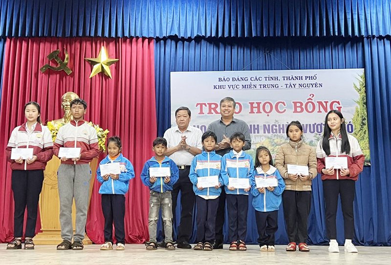 Trao học bổng cho các em học sinh nghèo vượt khó.