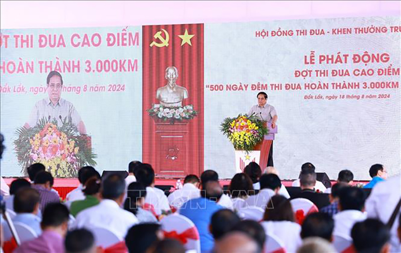 Thủ tướng Phạm Minh Chính phát động đợt thi đua cao điểm “500 ngày đêm thi đua hoàn thành 3.000km đường bộ cao tốc”. Ảnh: Dương Giang/TTXVN