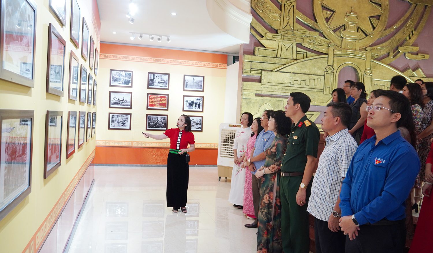 Cán bộ, đoàn viên thanh niên và nhân dân tham quan Triển lãm ảnh “Dấu ấn của Đại tướng Võ Nguyên Giáp với Điện Biên Phủ”.