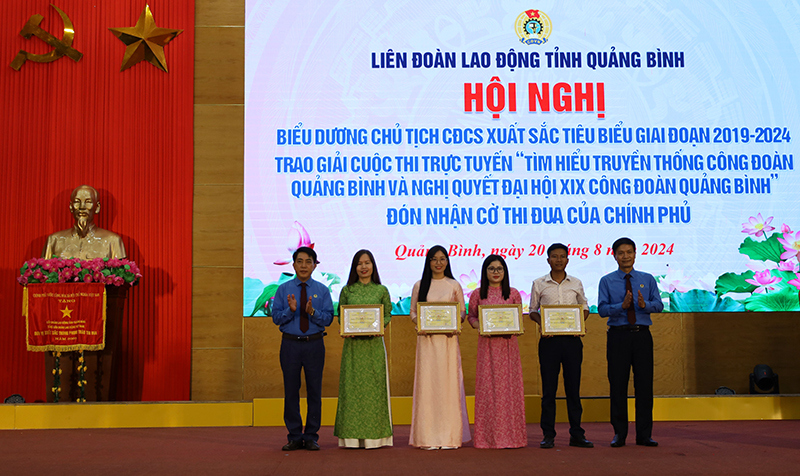  Đại diện lãnh đạo LĐLĐ tỉnh trao giấy chứng nhận cho các các nhân đạt giải cuộc thi trực tuyến “Tìm hiểu truyền thống Công đoàn Quảng Bình và Nghị quyết Đại hội XIX Công đoàn Quảng Bình”.