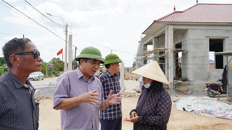 Đồng chí Phó Chủ tịch Thường trực UBND tỉnh Đoàn Ngọc Lâm đến kiểm tra và động viên các hộ dân đến làm nhà ở tại Khu tái định cư xã Phú Thủy (huyện Lệ Thủy).