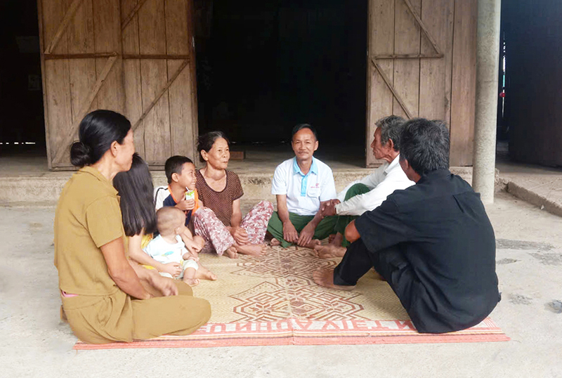 Bí thư Chi bộ bản Lương Năng Cao Văn Minh (áo trắng, ở giữa) chia sẻ, trao đổi cùng bà con dân bản.