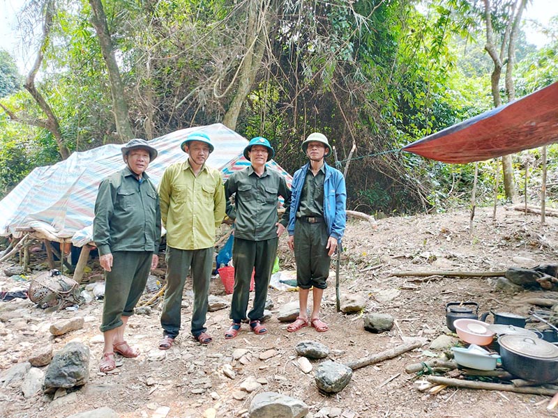 Kiểm tra, thăm hỏi lực lượng ở các chốt bảo vệ rừng.