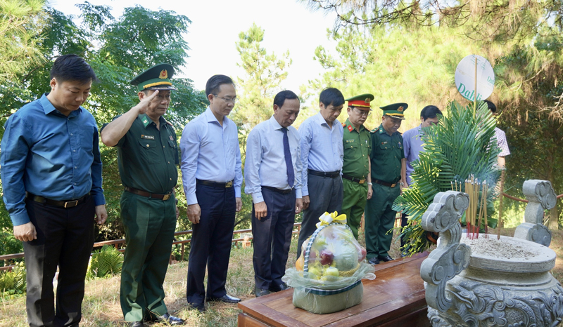 Các đại biểu dành phút mặc niệm tưởng nhớ công lao to lớn của Đại tướng Võ Nguyên Giáp.