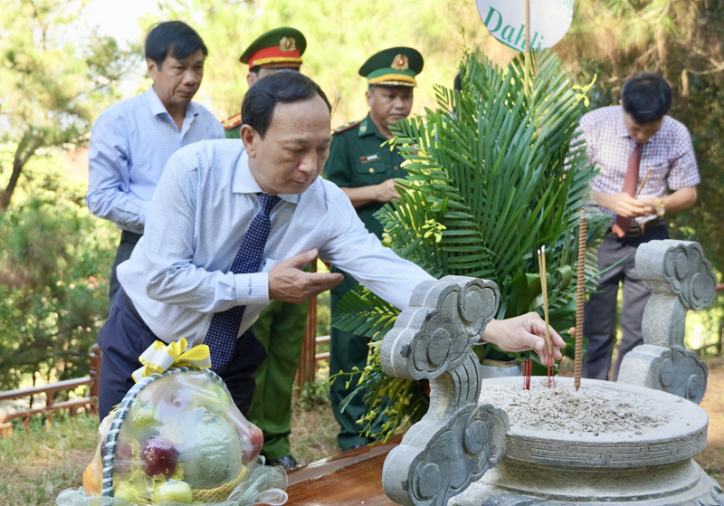 Đồng chí Phó Bí thư Thường trực Tỉnh ủy Trần Hải Châu dâng hương trước phần mộ Đại tướng Võ Nguyên Giáp.