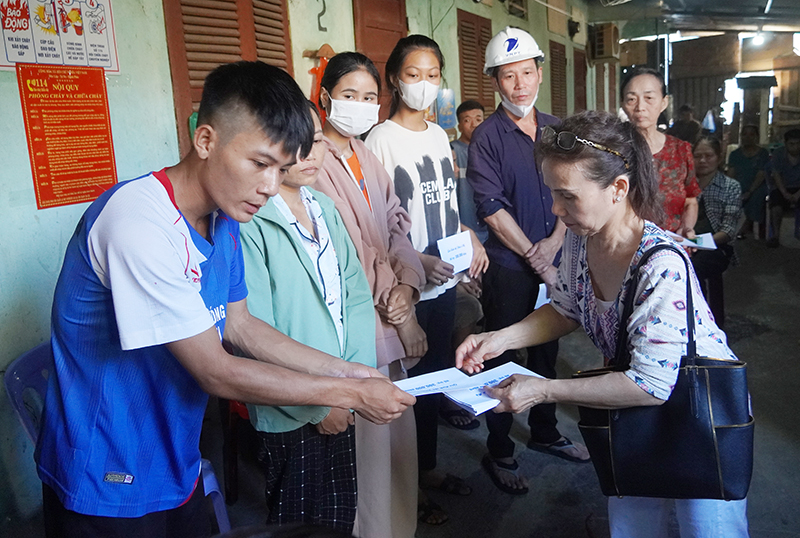 Bà Nguyễn Thị Phúc trao quà cho các bệnh nhân đang chạy thận.