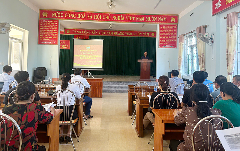 Tập huấn công tác bảo vệ môi trường cho người dân.