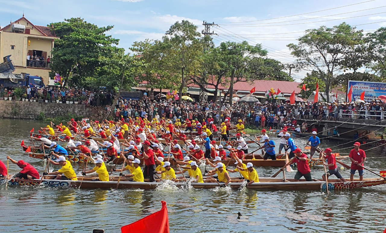 Xã Sơn Thuỷ (Lệ Thủy) tổ chức bơi thuyền truyền thống trên sông Cẩm Lý. 