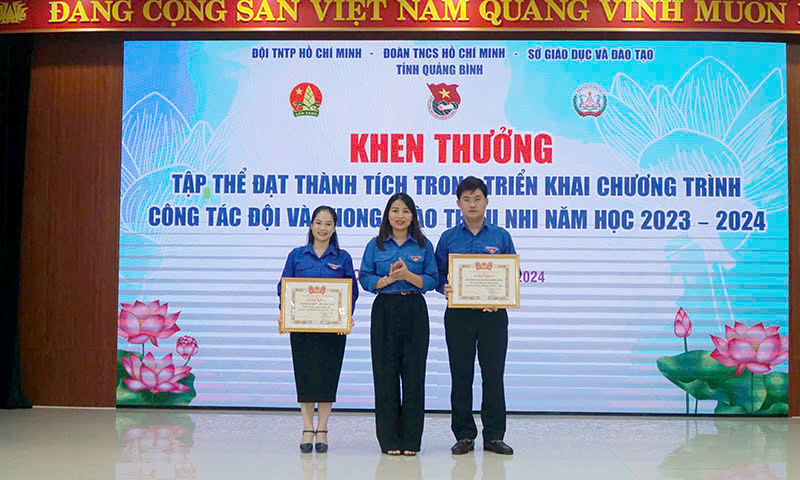 Ban Chấp hành Tỉnh đoàn tặng bằng khen cho 2 đơn vị tiên tiến trong công tác Đội và phong trào thiếu nhi năm học 2023 – 2024.