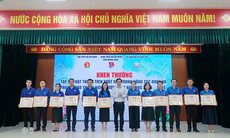 Ban Chấp hành Tỉnh đoàn tặng bằng khen cho 12 tập thể xuất sắc trong công tác Đoàn và phong trào thanh niên năm học 2023 – 2024.