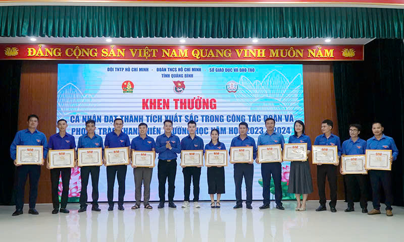 Ban Chấp hành Tỉnh đoàn tặng bằng khen cho các cá nhân xuất sắc trong công tác Đoàn và phong trào thanh niên năm học 2023 – 2024.