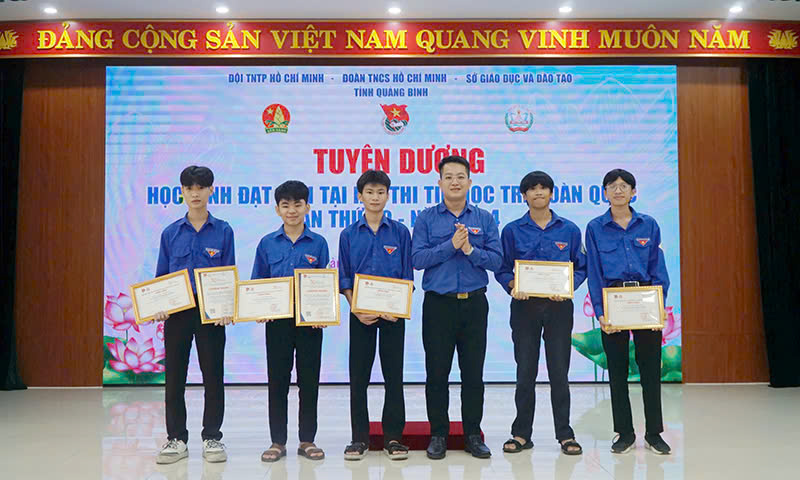 khen thưởng cho 5 thí sinh đã xuất sắc đạt giải Tin học trẻ tại vòng khu vực miền Trung - Tây Nguyên và vòng chung kết toàn quốc