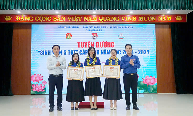 Các em sinh viên đạt danh hiệu  "Sinh viên 5 tốt " được khen thưởng tại hội nghị.