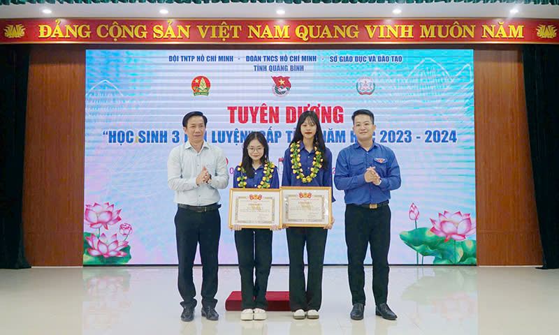 Các em học sinh đạt danh hiệu  "Học sinh 3 rèn luyện " được khen thưởng tại hội nghị