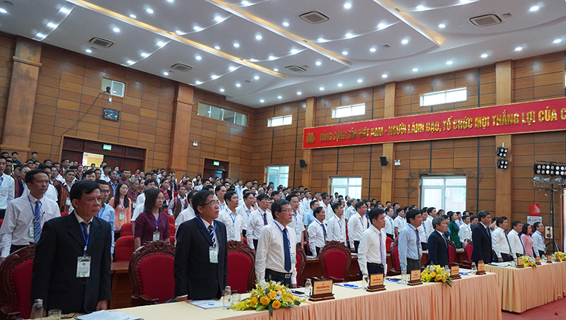 làm lễ chào cờ và giành phút mặc niệm tưởng nhớ đồng chí cố Tổng bí thư Nguyễn Phú Trọng.