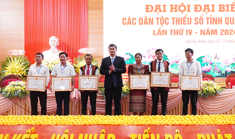  Đồng chí Thứ trưởng, Phó Chủ nhiệm Ủy ban Dân tộc Y Vinh Tơr trao bằng khen của Bộ trưởng, Chủ nhiệm Ủy ban Dân tộc cho các tập thể, cá nhân.