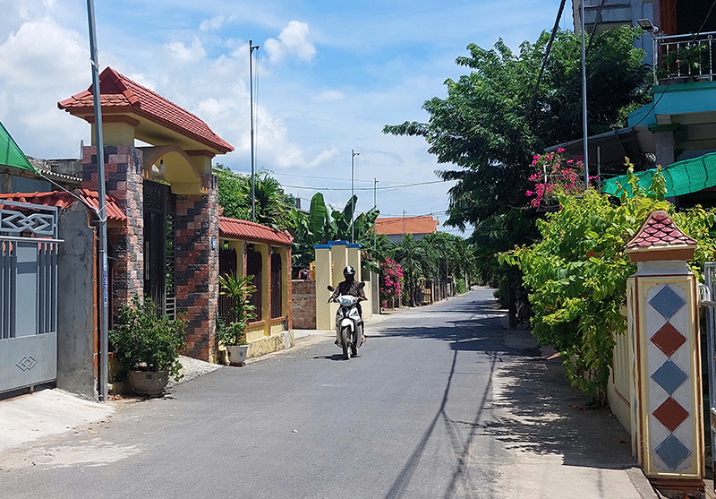 Các tuyến đường nội thôn được phủ nhựa rộng rãi và sạch, đẹp tại xã Lương Ninh.