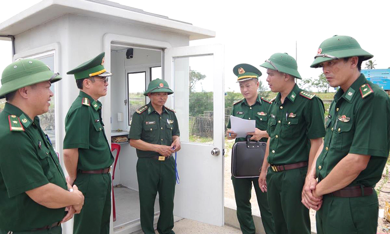 Đoàn công tác do đại tá Hồ Thanh Sơn, Phó Chỉ huy trưởng, Tham mưu trưởng BĐBP tỉnh làm trưởng đoàn kiểm tra cán bộ Trạm kiểm soát Đồn Biên phòng Roòn thực hiện quy trình kiểm soát tàu cá xuất, nhập cửa sông. 