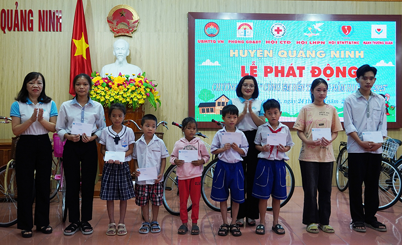 Tặng quà, học bổng cho các em học sinh có hoàn cảnh đặc biệt khó khăn.