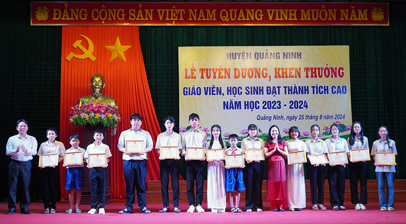 Lãnh đạo Hội Khuyến học tỉnh và huyện Quảng Ninh trao giấy khen cho các học sinh có thành tích cao trong năm học 2023-2024.