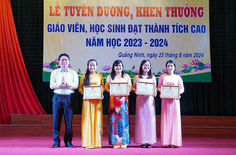 Lãnh đạo Hội Khuyến học tỉnh và huyện Quảng Ninh trao giấy khen cho các học sinh có thành tích cao trong năm học 2023-2024.