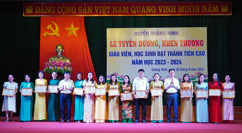 Lãnh đạo Hội Khuyến học tỉnh và huyện Quảng Ninh trao giấy khen cho các học sinh có thành tích cao trong năm học 2023-2024.