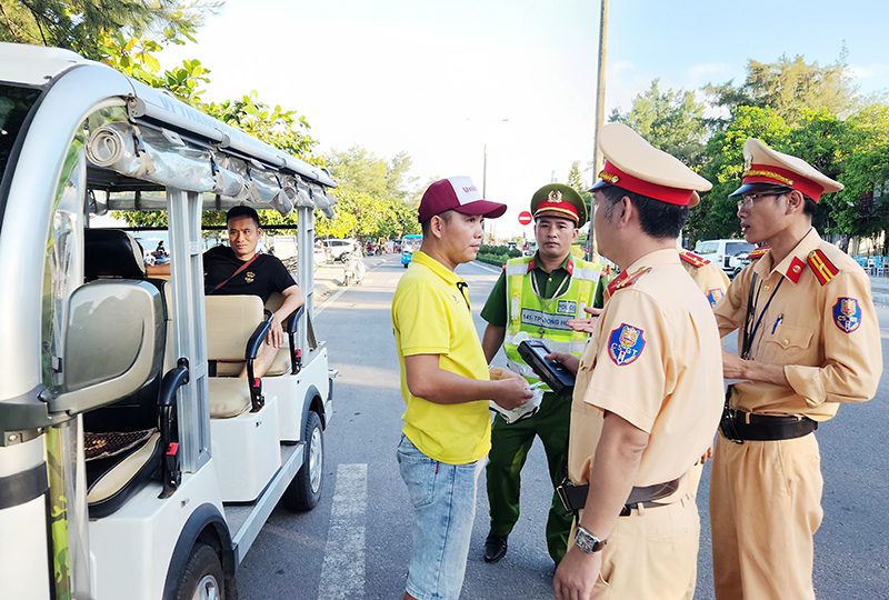 Lực lượng Cảnh sát giao thông-Trật tự, Công an TP. Đồng Hới kiểm tra đối với xe điện 4 bánh.