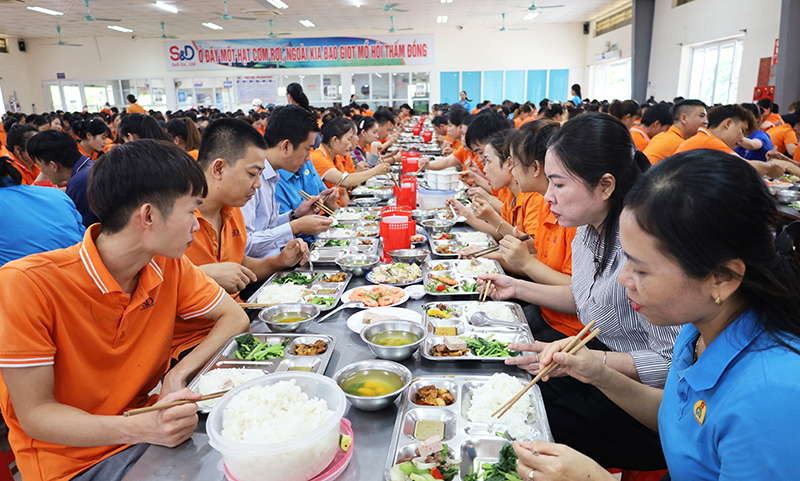     Các đại biểu tham gia “Bữa cơm Công đoàn” cùng ĐV, NLĐ trong không khí đoàn kết, gắn bó.