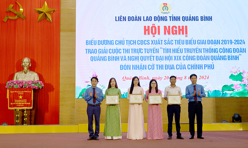 Đại diện lãnh đạo LĐLĐ tỉnh trao giải nhất, nhì ba cho các cá nhân đoạt giải.