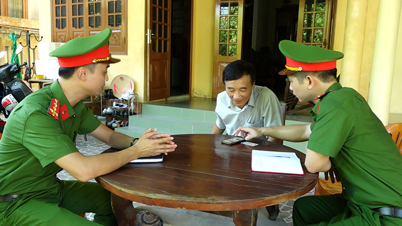 Lực lượng Công an thị trấn luôn gần gũi, hỗ trợ người dân.