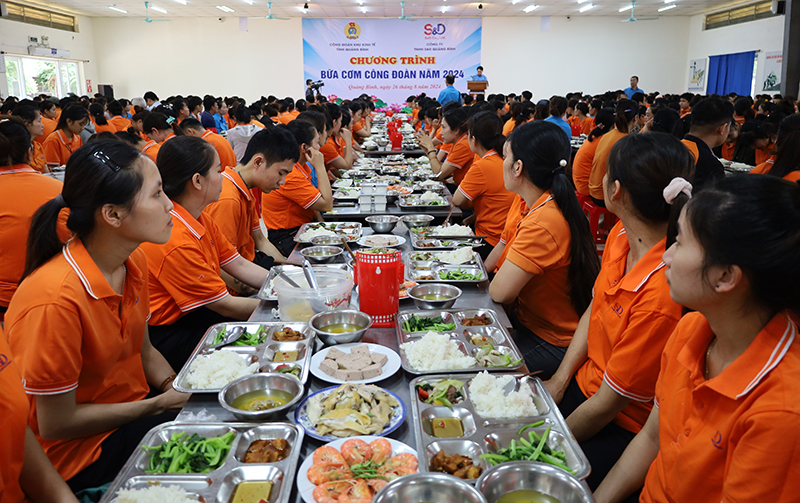 Gần 1.000 ĐV, NLĐ Công ty TNHH S&D Quảng Bình tham gia “Bữa cơm Công đoàn năm 2024”.