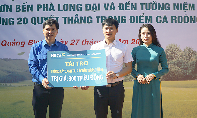 Trao bảng tượng trưng.