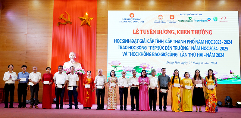 Đại diện lãnh đạo TP. Đồng Hới trao thưởng cho các điển hình tiên tiến trong phong trào “Học không bao giờ cùng”.