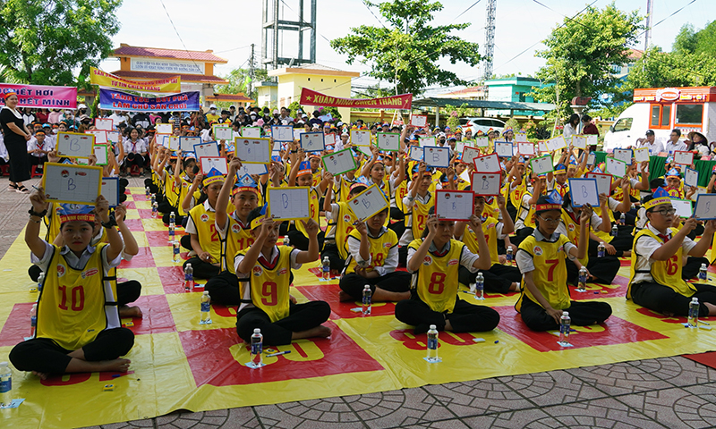 Học sinh tham gia vòng chung khảo cuộc thi Rung chuông vàng “Cùng em phòng chống thiên tai, kiến tạo tương lai bền vững”.