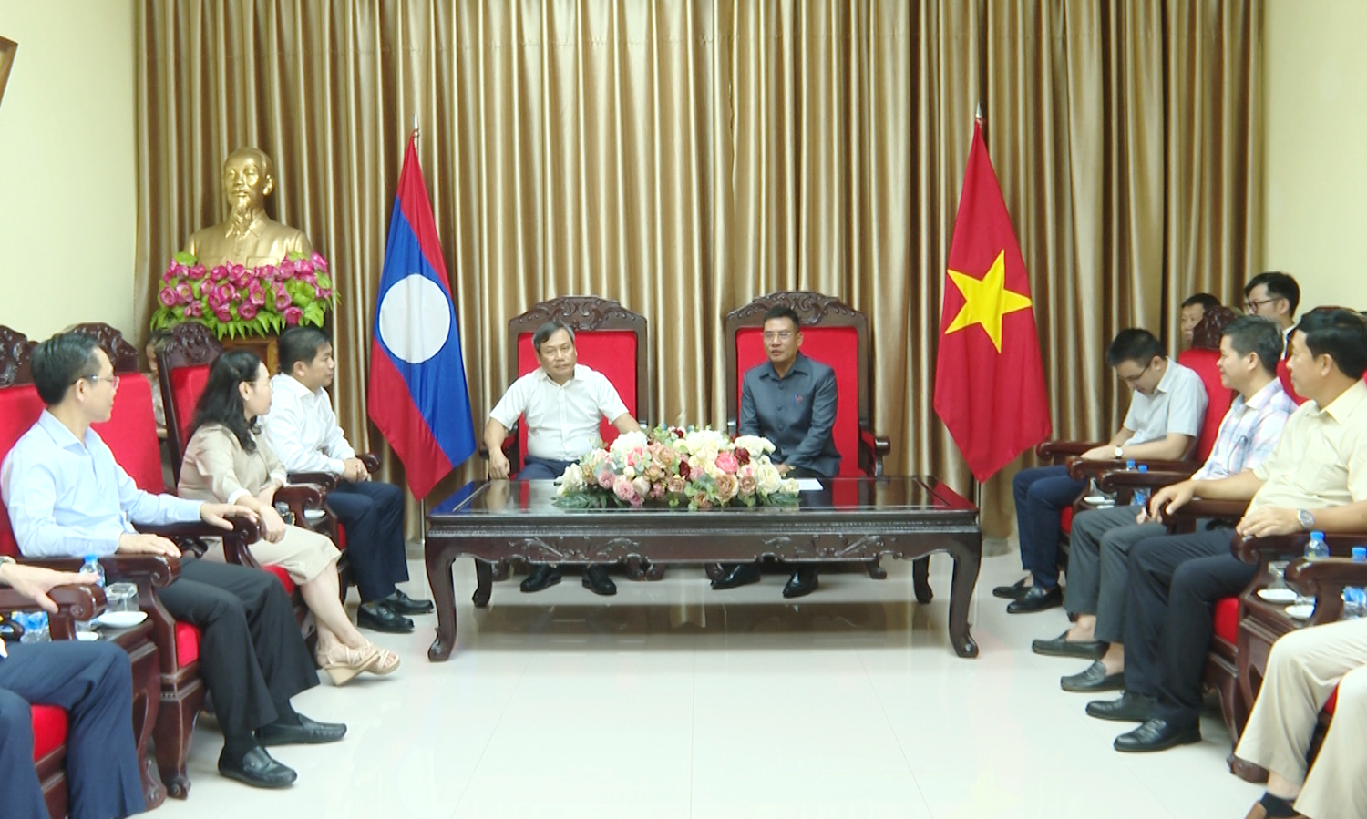 Đồng chí Bí thư Tỉnh ủy Vũ Đại Thắng và đoàn công tác tỉnh Quảng Bình thăm Tổng Lãnh sự quán Việt Nam tại Pakse (Lào).