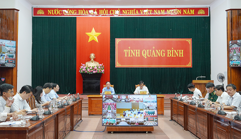 Đồng chí Phó Bí thư Thường trực Tỉnh ủy Trần Hải Châu và đồng chí Phó Chủ tịch Thường trực UBND tỉnh Đoàn Ngọc Lâm tham dự hội nghị tại điểm cầu tỉnh Quảng Bình.