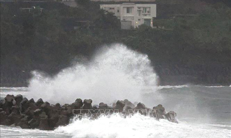 Sóng biển dâng cao khi bão Shanshan tiến sát bờ biển tỉnh Kagoshima, Tây Nam Nhật Bản ngày 28/8/2024. Ảnh: Kyodo/TTXVN