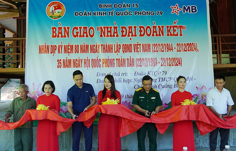 Đoàn KT-QP 79, Ngân hàng TMCP Quân đội- Chinh nhánh Quảng Bình, xã Ngân Thủy cắt băng khánh thành nhà “Đại đoàn kết” cho ông Hồ Văn Chia ở bản Khe Giữa.