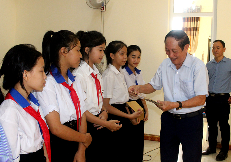 Phó Chủ tịch Hội Khuyến học tỉnh Nguyễn Văn Sơn trao học bổng cho học sinh trên địa bàn huyện Bố Trạch.