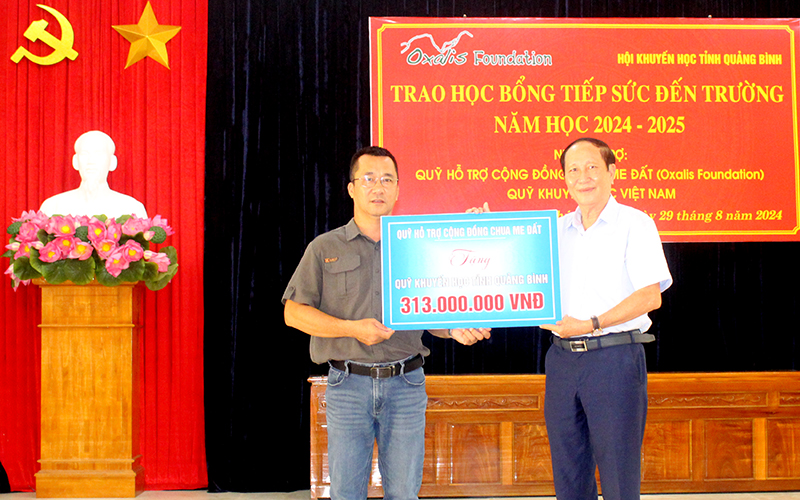Lãnh đạo Hội Khuyến học tỉnh nhận tài trợ chương trình “Tiếp sức đến trường” từ Quỹ hỗ trợ cộng đồng Chua me đất.